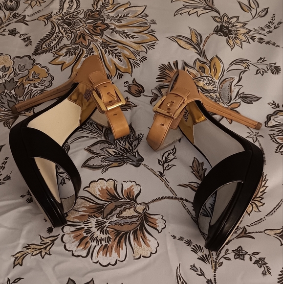 Beautiful Michael Kors Sandals! - Picture 1 of 4